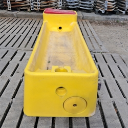 1 stk. brugt vandtrug i plast 230x70x70 cm.